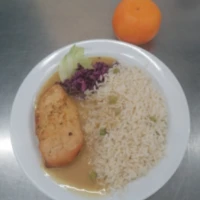 Fotografie jídla Grilovaný kuřecí steak, hrášková rýže