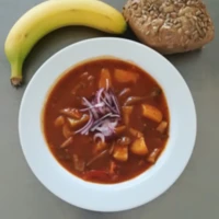 Fotografie jídla Guláš s hlívou ustřičnou, slunečnicová kostka