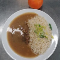 Fotografie jídla Hovězí pečeně na slanině, dušená rýže