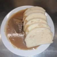 Fotografie jídla Hovězí pečeně na slanině, houskový knedlík