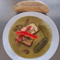 Fotografie jídla Hrachová kaše s tofu, cibulkou a steril. okurkou, pečivo