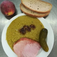 Fotografie jídla Hrachová kaše, uzenina, sterilovaná okurka, chléb, smažená cibulka