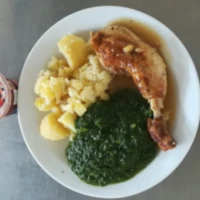 Fotografie jídla Staročeské kuřecí stehno, dušený špenát, vařený brambor