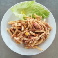 Fotografie jídla Tuňák s těstovinami (tuňák, cibule, olivy, suš. rajčata, kukuřice, česnek, těstoviny)