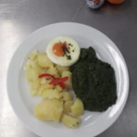 Fotografie jídla Sázené vejce, dušený špenát, vařený brambor