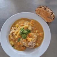 Fotografie jídla Indické kokosové kari s kroupami, slunečnicová kostka