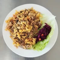 Fotografie jídla Italské barevné těstoviny s masem a žampiony