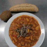 Fotografie jídla Kotlíkový guláš, pečivo