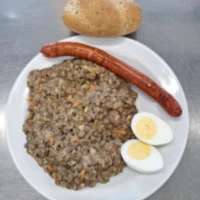 Fotografie jídla Krémová čočka, 50g klobása, vařené vejce, pečivo