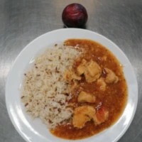 Fotografie jídla Krůtí kostky s drcenými rajčaty a koprem, dušená rýže