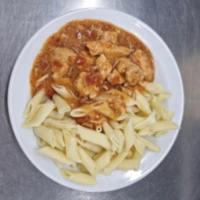 Fotografie jídla Krůtí kostky s drcenými rajčaty a koprem, těstoviny