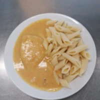 Fotografie jídla Krůtí prso na smetaně, těstoviny