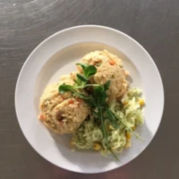 Fotografie jídla Kuřecí jáhlové rizoto, zeleninový salát