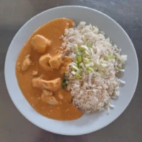 Fotografie jídla Kuřecí kostky na paprice, dušená rýže