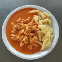 Fotografie jídla Kuřecí maso na paprice, těstoviny