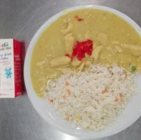 Fotografie jídla Kuřecí nudličky na kari, zeleninová rýže