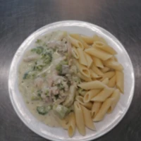 Fotografie jídla Kuřecí nudličky s nivou a brokolicí, těstoviny