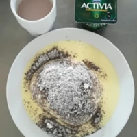 Fotografie jídla Alpský knedlík (kynutý knedlík plněný povidly, vanilkové šodo, makový posyp)