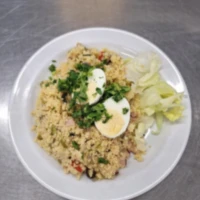 Fotografie jídla Kuskus salát s vař. vejcem a zeleninou (uzená pečeně, paprika, cibule, řap. celer, olivy)