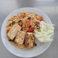 Fotografie jídla Kuskusový salát s uzeným tofu (rajčata, lahůdková cibulka, olivy)
