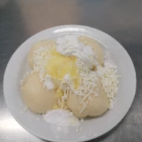 Fotografie jídla Kynuté knedlíky s meruňkami, strouhaný tvaroh, máslo