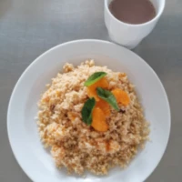 Fotografie jídla Medový kuskus s mandarinkami a sušeným ovocem