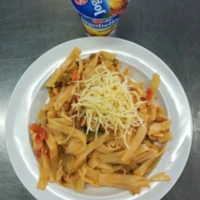 Fotografie jídla Mexické nudle (těstoviny, paprika, žampiony, okurky, smetana, sýr)