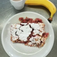 Fotografie jídla Mléčná rýže s jahodami (rýže, med, jahody, vejce), ochucené mléko