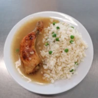 Fotografie jídla Pečené kuřecí stehno, dušená hrášková rýže