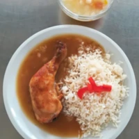 Fotografie jídla Pečené kuřecí stehno, dušená rýže