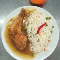 Fotografie jídla Pečené kuřecí stehno, dušená zeleninová rýže