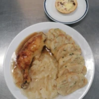 Fotografie jídla Pečené kuřecí stehno, dušené zelí, karlovarský knedlík