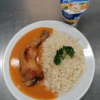 Fotografie jídla Pečené kuřecí stehno na paprice, dušená rýže