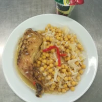 Fotografie jídla Pečené kuřecí stehno s cizrnou a zelím