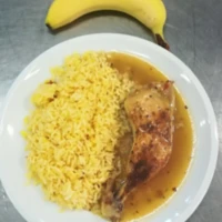 Fotografie jídla Pečené kuřecí stehno, šafránová rýže