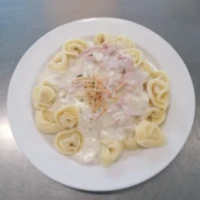 Fotografie jídla Plněné ravioli, sýrová omáčka se šunkou