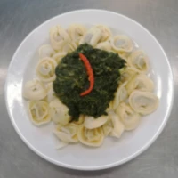 Fotografie jídla Plněné taštičky vepřovým masem, dušený špenát