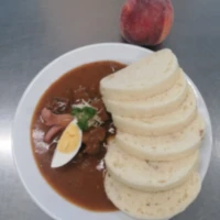 Fotografie jídla Plzeňský guláš s křenem, houskový knedlík