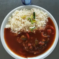 Fotografie jídla Pochoutka grófa Zoltána Csecsodiho (vepř. maso, paprika, cibule, lečo), dušená rýže