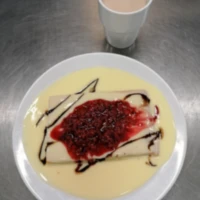 Fotografie jídla Bublanina s vanilkovým krémem, malinový přeliv, ochucené mléko