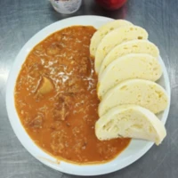 Fotografie jídla Segedínský guláš, houskový knedlík s kukuřičnými vločkami