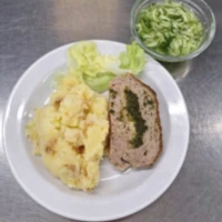 Fotografie jídla Sekaná plněná špenátem, šťouchaný brambor, zeleninová přízdoba