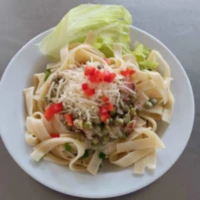 Fotografie jídla Široké nudle s hráškem (parmská šunka)