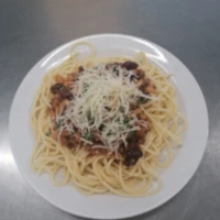 Fotografie jídla Špagety s mletým hovězím masem a fazolemi, strouhaný sýr