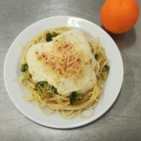 Fotografie jídla Špagety se sýrovou omáčkou a brokolicí