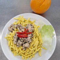 Fotografie jídla Špecle s krůtím masem a petrželkou (krůtí prsa, sezam, bylinky)