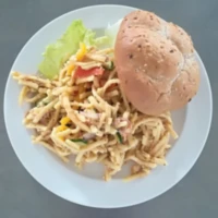 Fotografie jídla Špecle s tuňákem a zeleninou, cereální houska