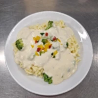 Fotografie jídla Špecle se sýrovou omáčkou a brokolicí