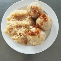 Fotografie jídla Špekové knedlíky, dušené bílé zelí, smažená cibulka