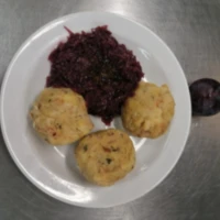 Fotografie jídla Špekové knedlíky, dušené červené zelí, smažená cibulka